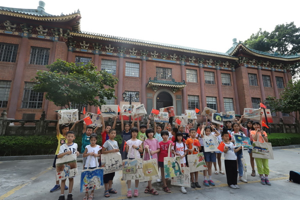 8.小读者们在图书馆度过特别的国庆假期 .JPG