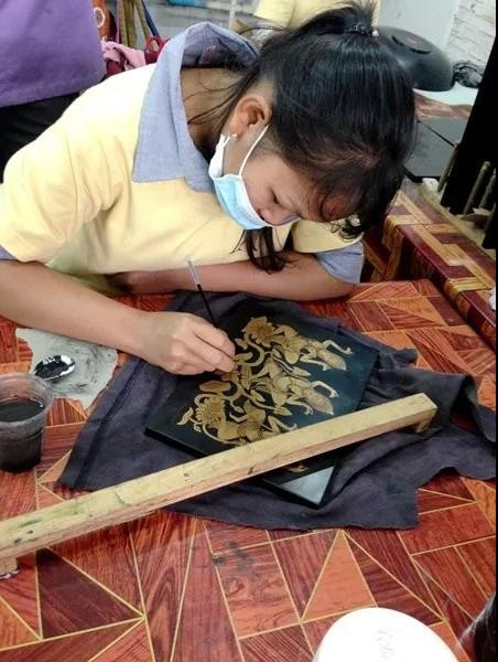 图1 柬埔寨暹粒吴哥艺术学校的学生正在制作漆画.jpg