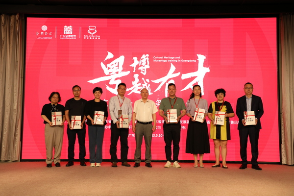 广东省文化和旅游厅党组成员、副厅长、省文物局局长龙家有向全省学员代表赠书.jpg
