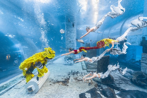正佳广场-春节限定美人鱼水下演出《醒狮祥蛇海底献瑞》.jpg